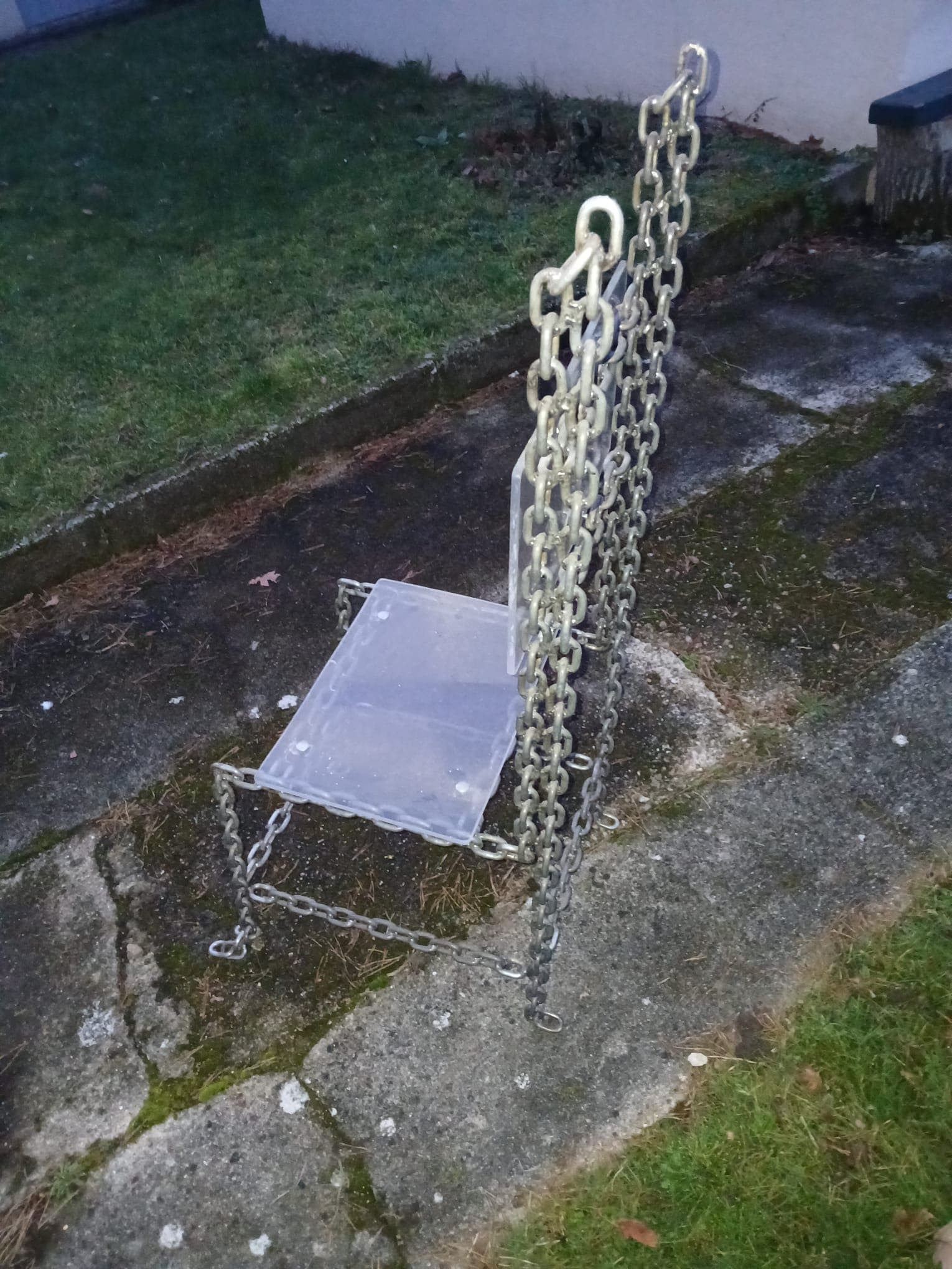 Chaise faite avec des chaînes - Image 1
